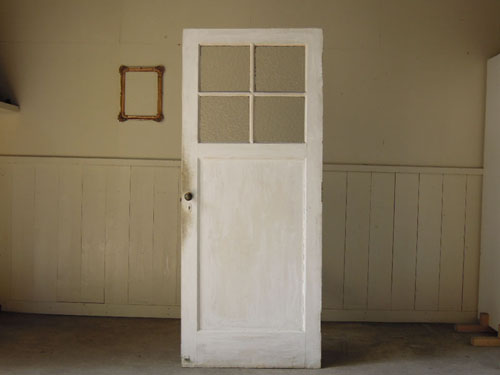 明るめの白いペイントドア,アンティーク,ヴィンテージ,ドア,木製ドア,白,ペイント,こげ茶,ガラス窓