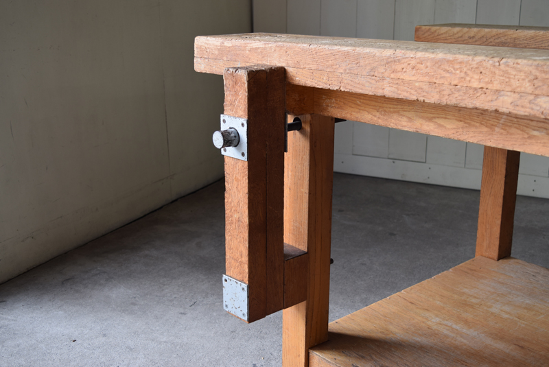 重厚で大きな天板と、使われてきた木味が感じの良い木工室のテーブル。