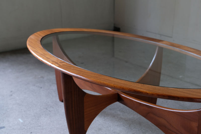 テーブルトップを下から持ち上げるような有機的なアール状の造形が特徴