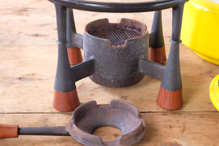 鉄製のコンロの足には鍋の持ち手同様にウッドが使われていて温かみがあります
