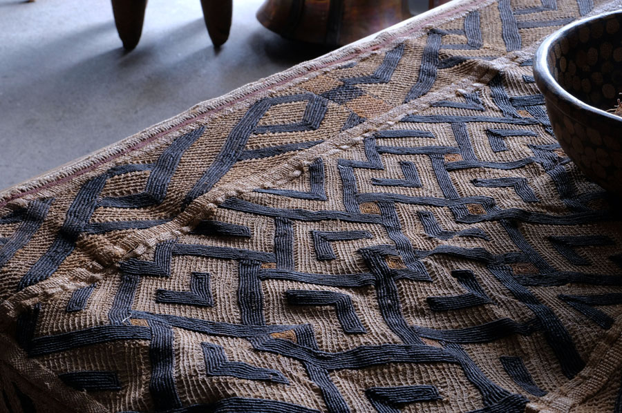ラフィアヤシを平織りに織り、ラフィアの糸を刺繍して模様を作られて