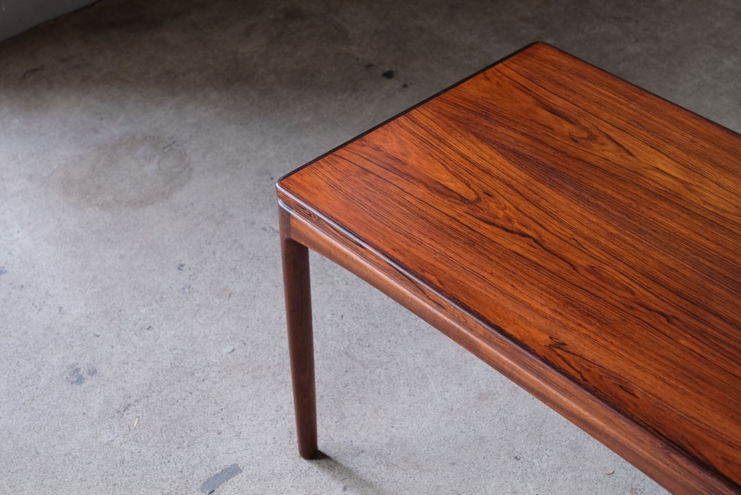 ローズウッドの木目がきれいなデンマーク製のセンターテーブル