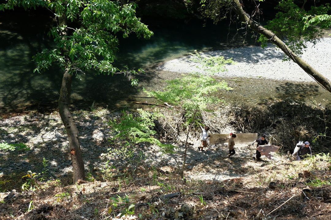 夏の暑い日に飯能河原に溜まったゴミの撤去作業。
