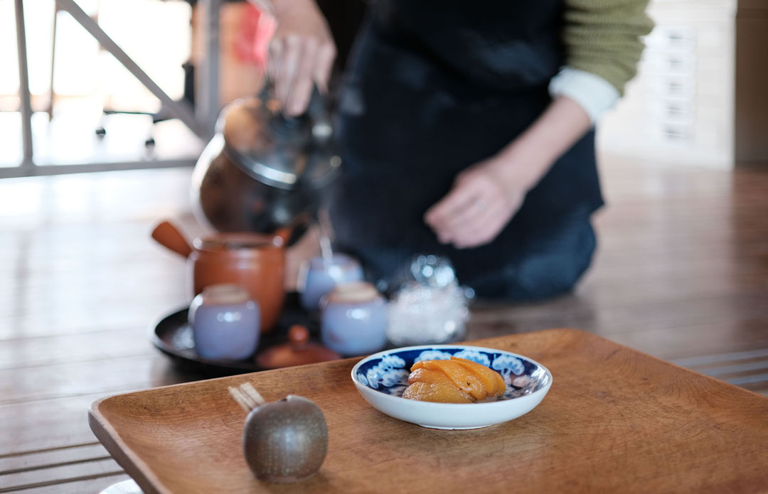 お茶請けは杏子の紅茶煮。