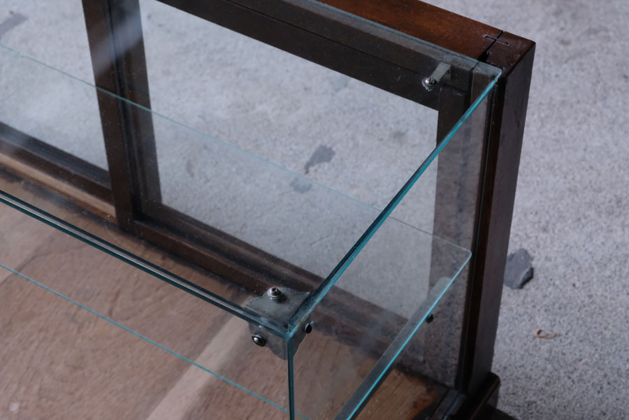 正面にはガラスの木枠がなく、ガラス自体が金具で接合されたデザイン