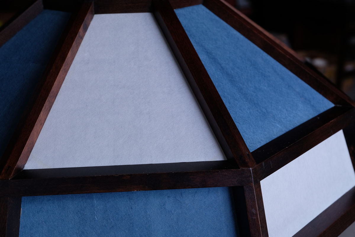 原料の楮から和紙を作り、市松模様になるように和紙を藍染め