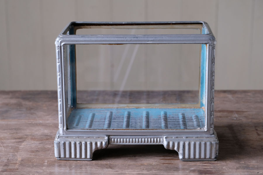 アンティークのブリキ製ガラスケース