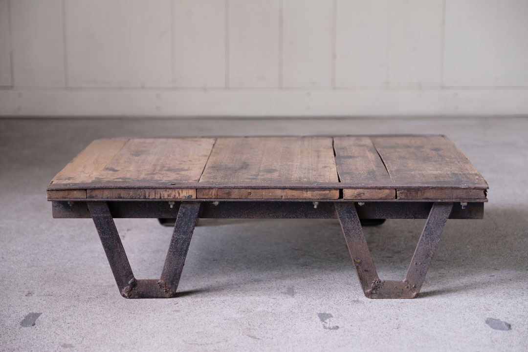 鉄と木味の組み合わせが感じの良いトロリーテーブル