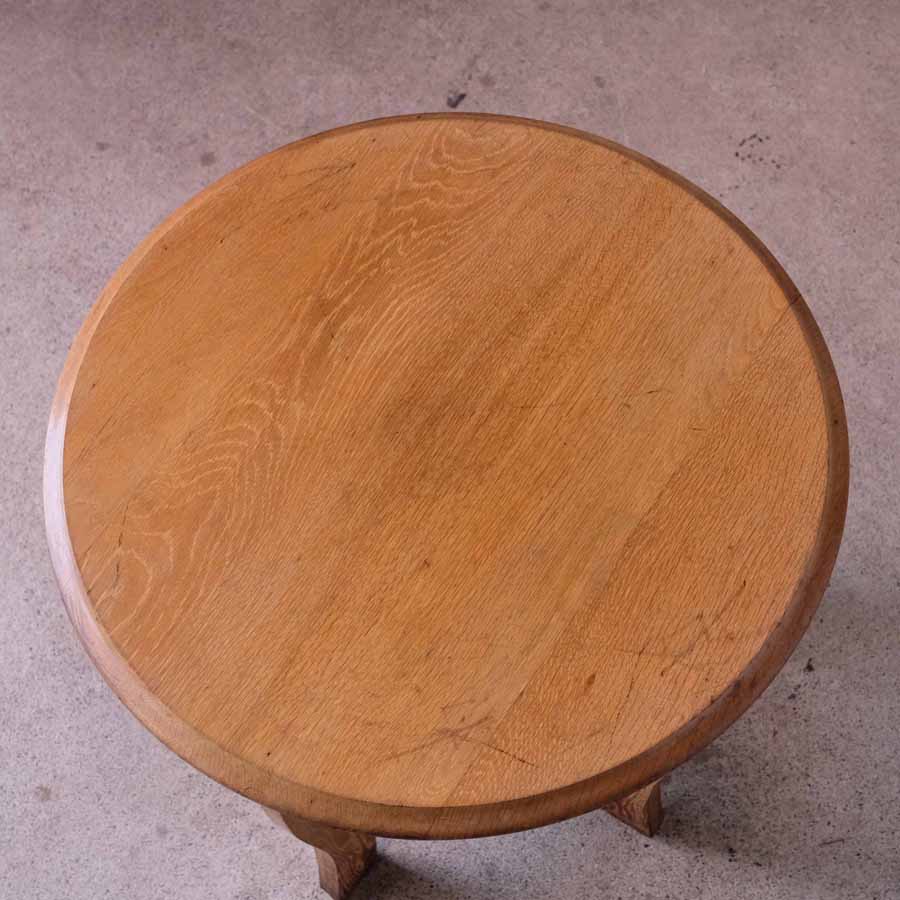 楢の無垢材で造られた明るい木肌のカフェテーブル