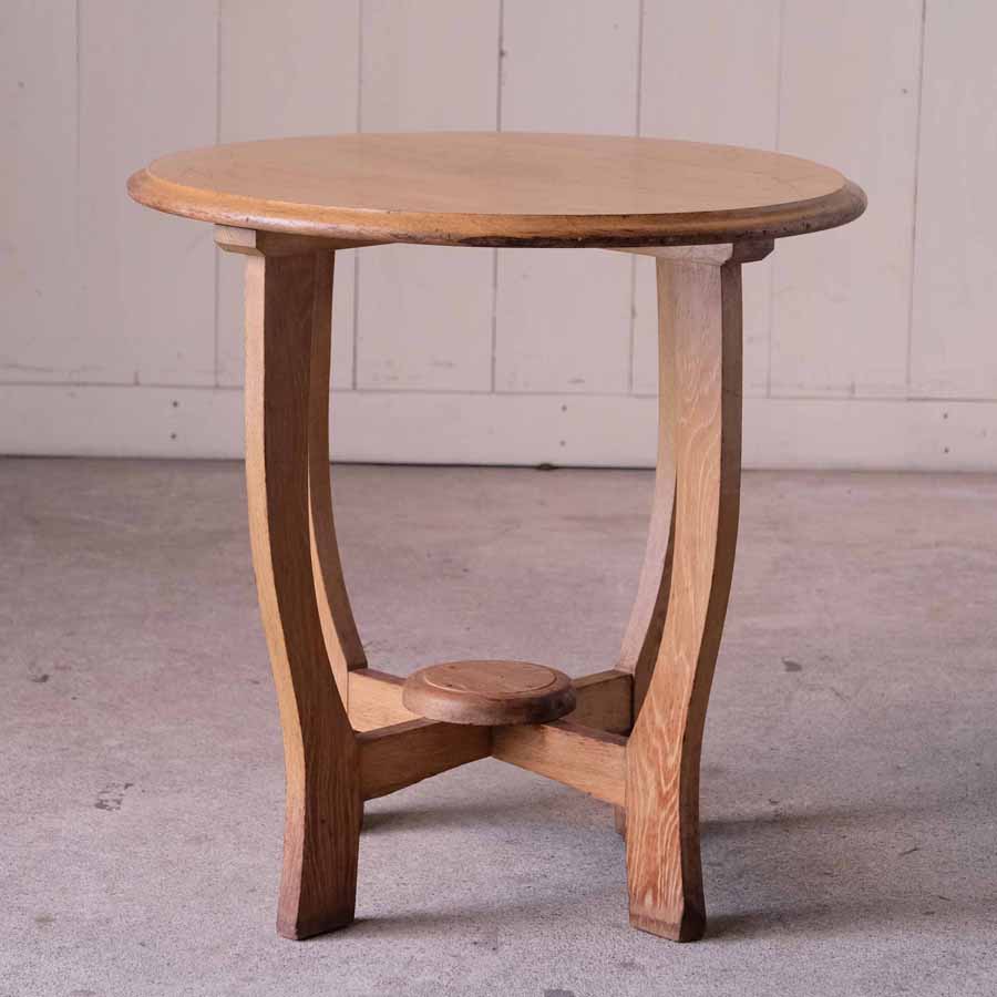 楢の無垢材で造られた明るい木肌のカフェテーブルです