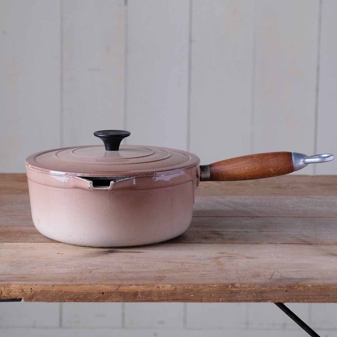 1950年代にルクルーゼに買収されたキッチンメーカーCOUSANCESの鋳物ホーロー片手鍋