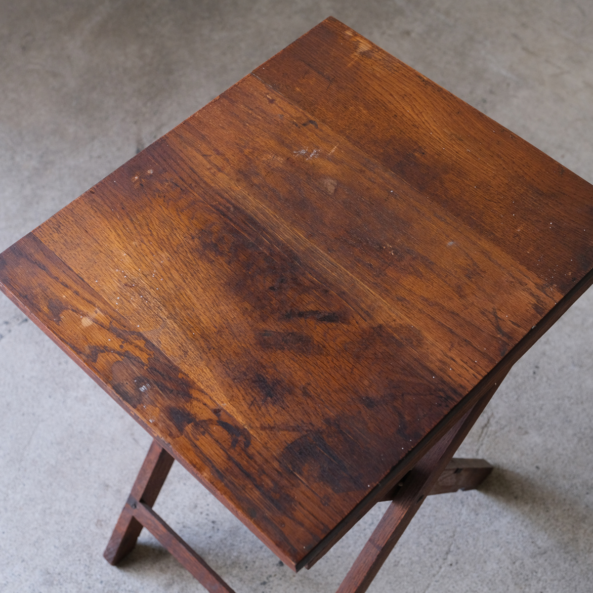 小振りなサイズながら、密度の高いオークの無垢材が使用された頑丈な造りのフォールディングテーブル