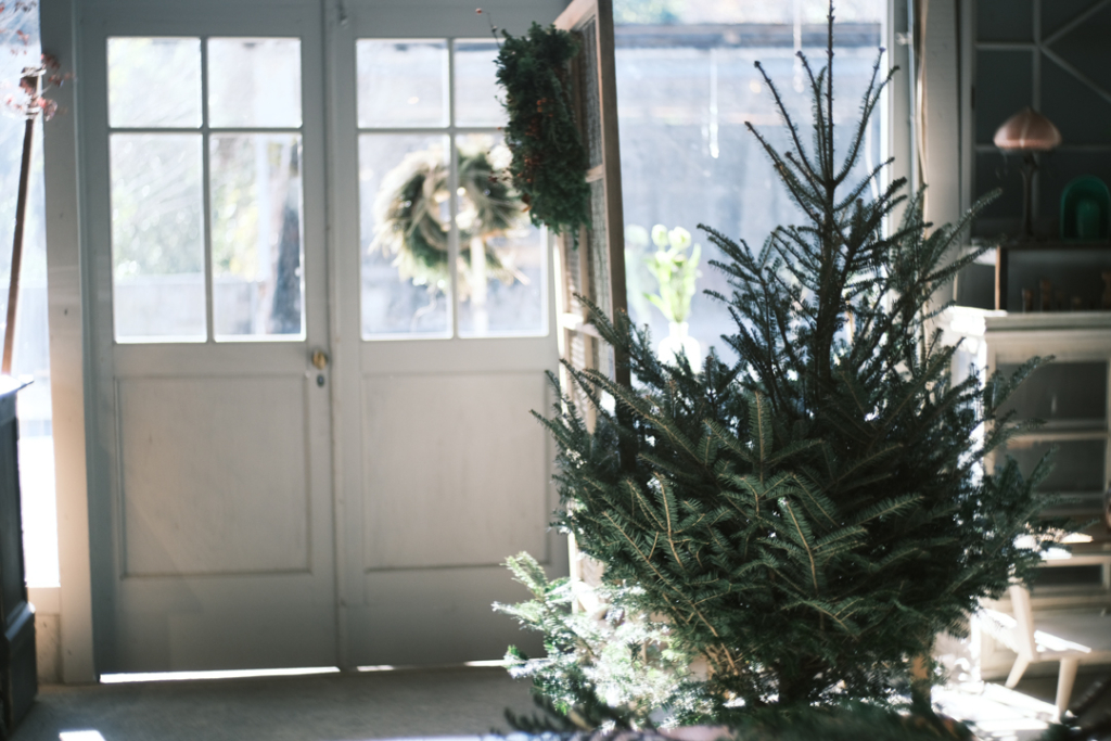 店舗の入り口には飯能の山で採れた西川材の杉ヒノキを使ったクリスマスリースを飾る