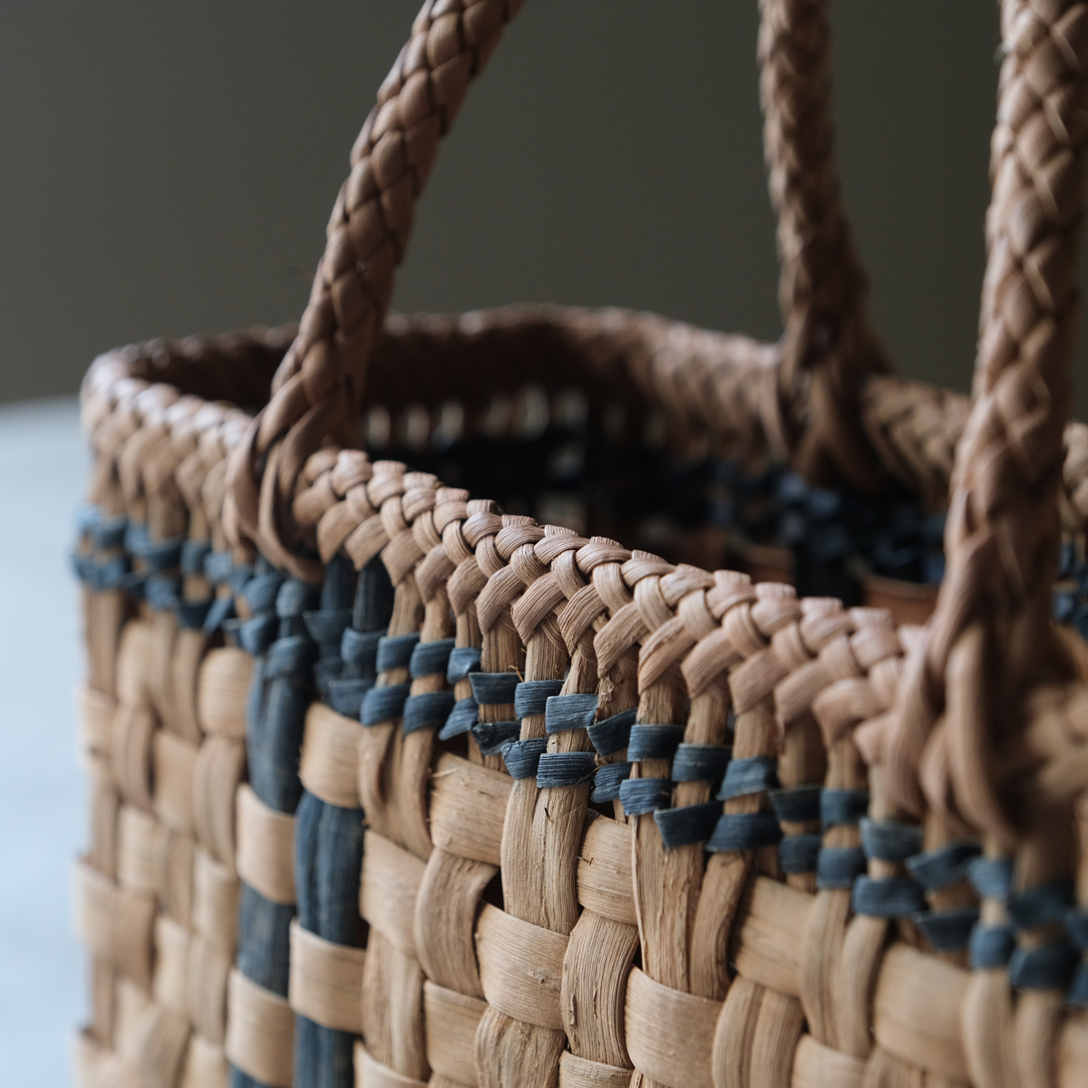 1635 市松編み 藍染めヒゴ縦横ライン 山葡萄かごバッグ | REFACTORY 