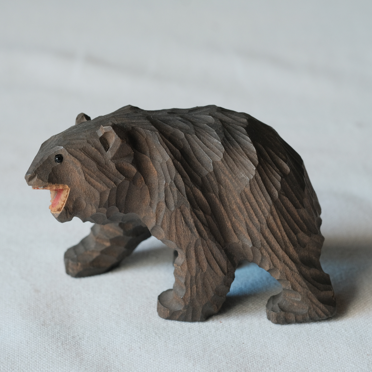 1798 古いガラス目の小ぶりな木彫り熊 ほえ熊 | REFACTORY antiques