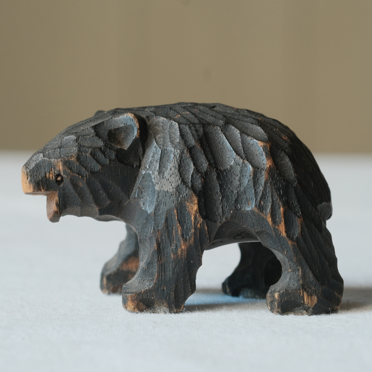 小ぶりなサイズの古い木彫りの熊 鉛目ほえ熊 白老系