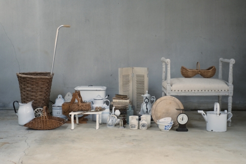 アンティーク家具、ヴィンテージ雑貨、食器など多くの物を買取させてもらいました