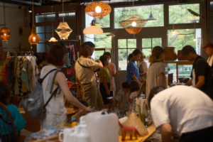 カレーを作る浮き雲さんと、青梅市のワインショップhalf light(ハーフライト)さんの飲み物を提供しました