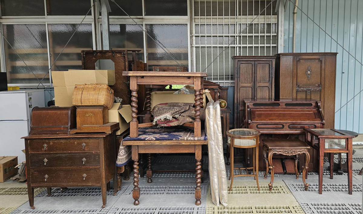 イギリスアンティーク家具の家財一式を買取させてもらいました