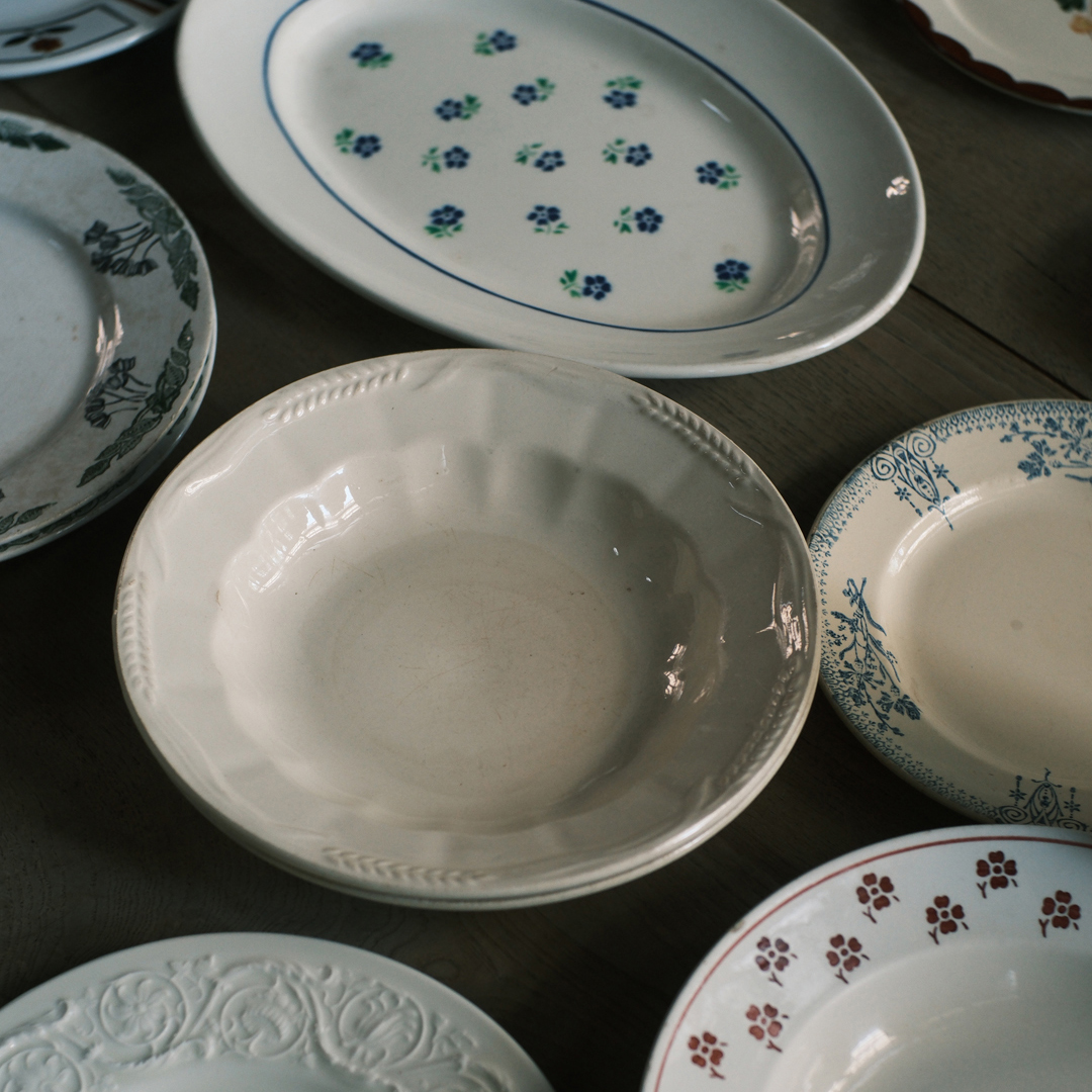 フランスアンティークの草花がモチーフになった食器の展示販売をします
