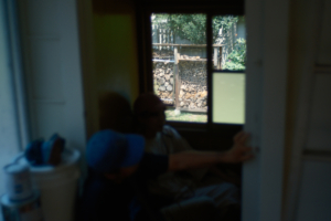 その活動の中で、古き灯りを再構築した照明や、その場の空気感に合う古道具をセレクトし、合わせて取り扱っています。