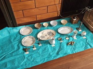 フランスアンティークの食器や雑貨、家具類など買取させてもらいました。