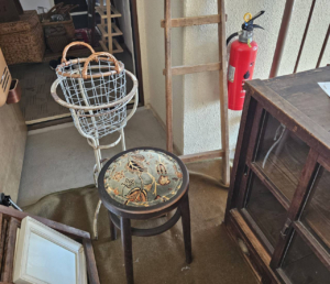 アンティーク家具や古道具などまとめて買い取りました。