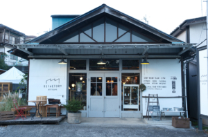 埼玉県飯能市にあるアンティークショップREFACTORY antiquesで開催される月1マルシェ