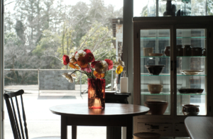 埼玉県飯能市の自然豊かなアンティークインテリアショップ。