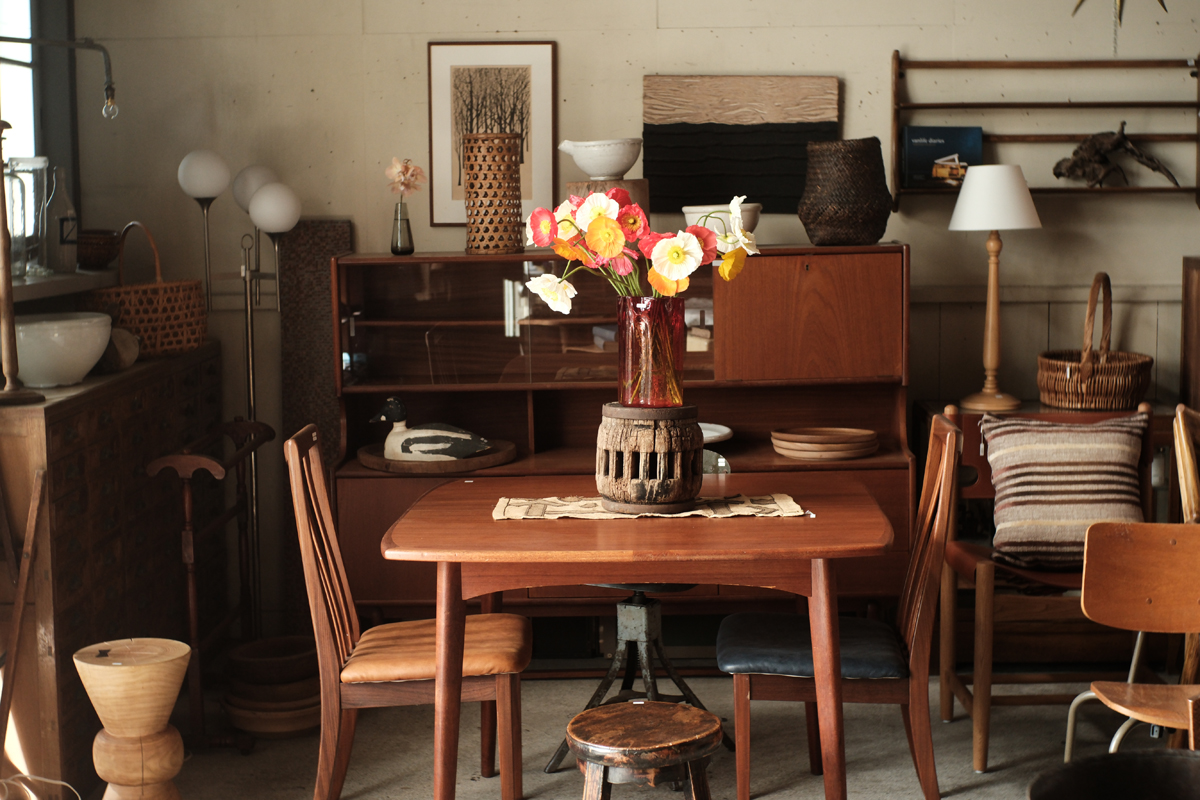 北欧家具やフランスアンティークなどのダイニングテーブルやシェルフの販売