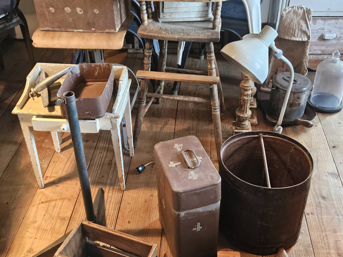 フランスアンティークの家具や照明雑貨などコレクションを買取させてもらいました