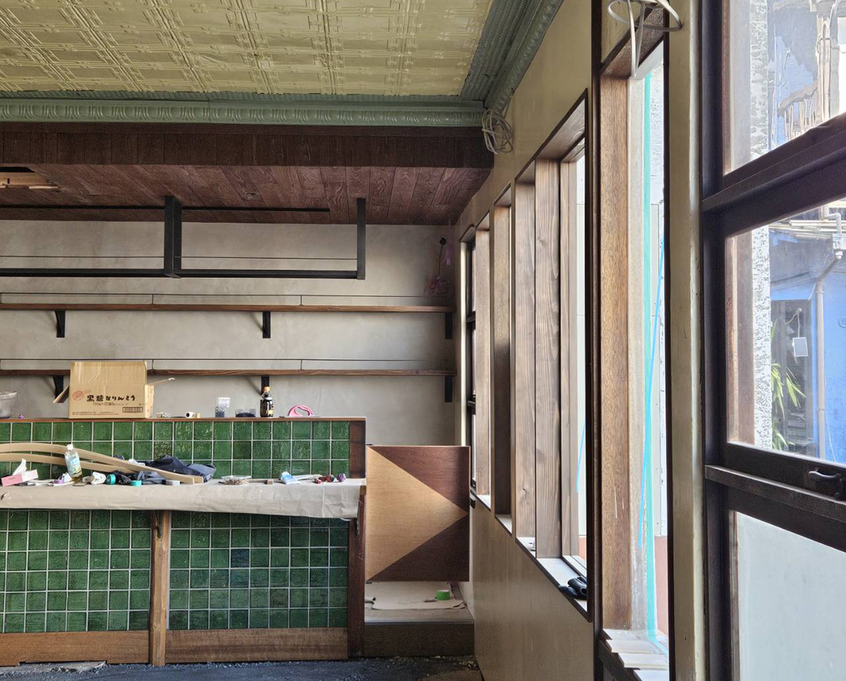 現在内装工事が進んでいる飯能にできるお店の一部家具も集めています。