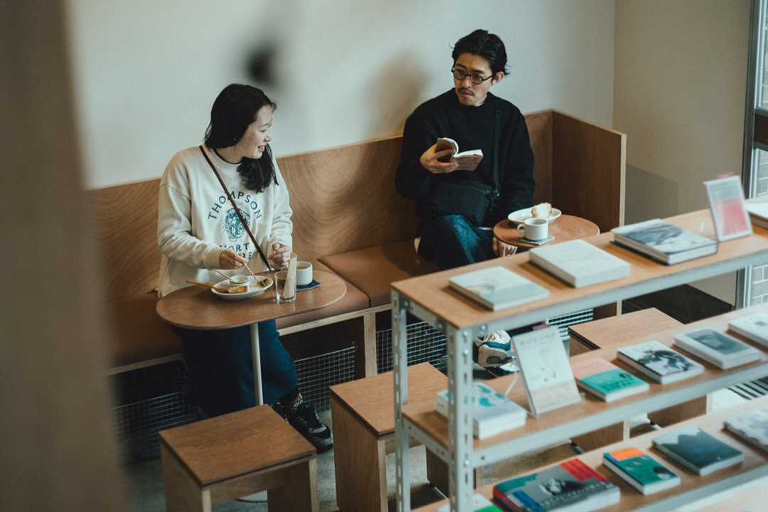 本屋ひとりごこちでは本を読みながらゆっくりとした時間を過ごすことができます。