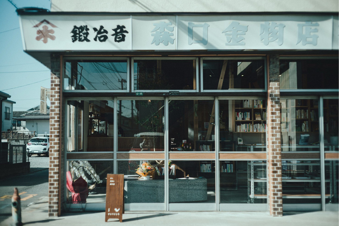 埼玉県飯能市にオープンした本屋喫茶ギャラリー「ひとりごこち」。