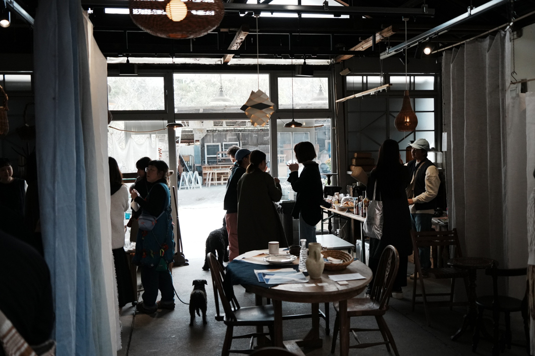 自然素材のカーテンを活かしたインテリアコーディネート